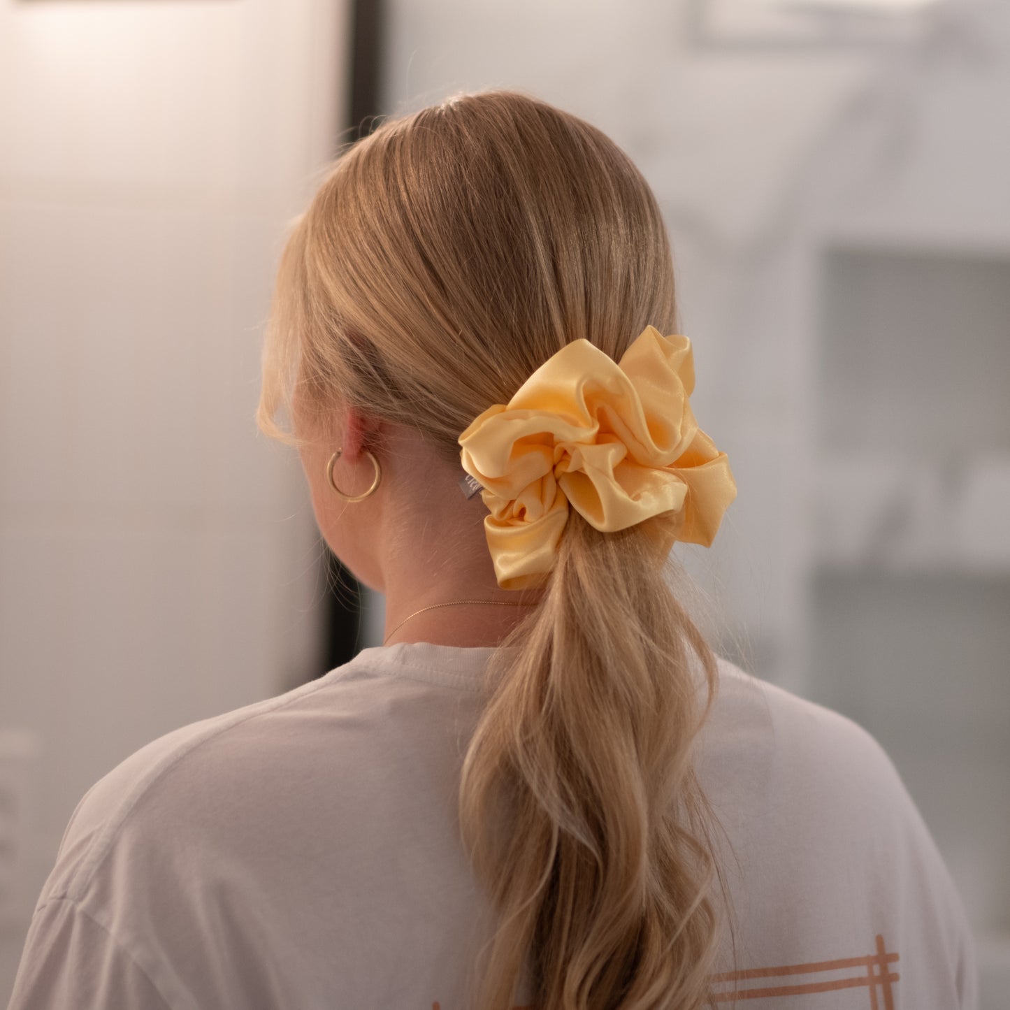 Chouchou surdimensionné en satin - butter yellow