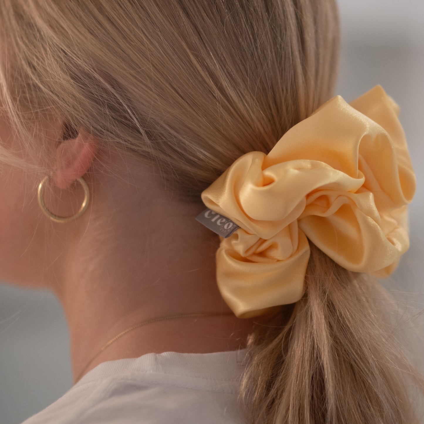 Chouchou surdimensionné en satin - butter yellow