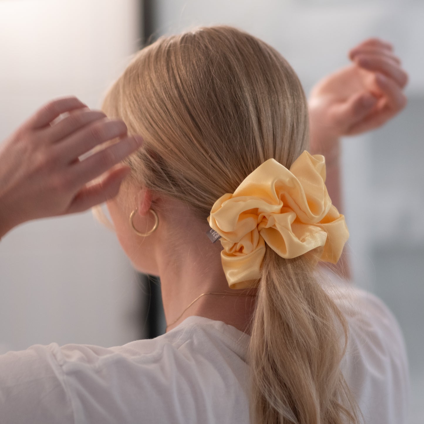 Chouchou surdimensionné en satin - butter yellow