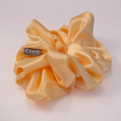 Chouchou surdimensionné en satin - butter yellow