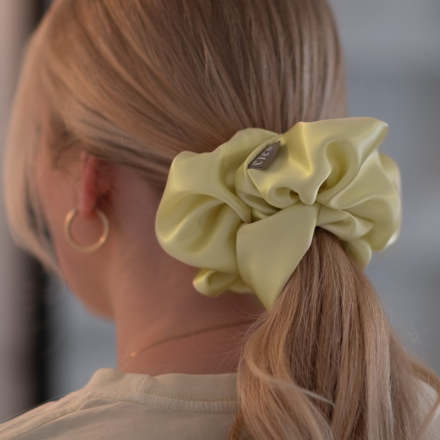 Chouchou en satin surdimensionné - baby yellow